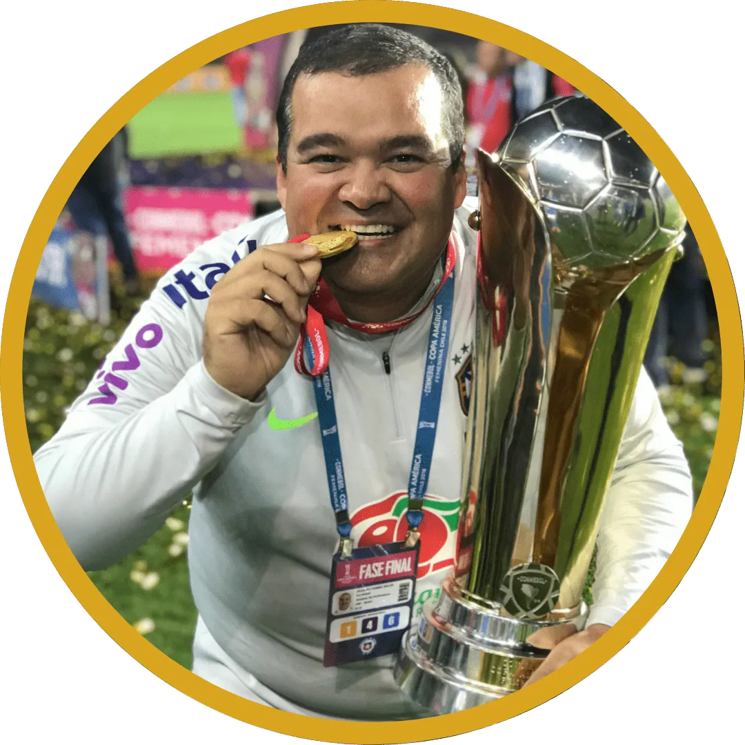Ricardo Pombo Sales com medalha e troféu em campo